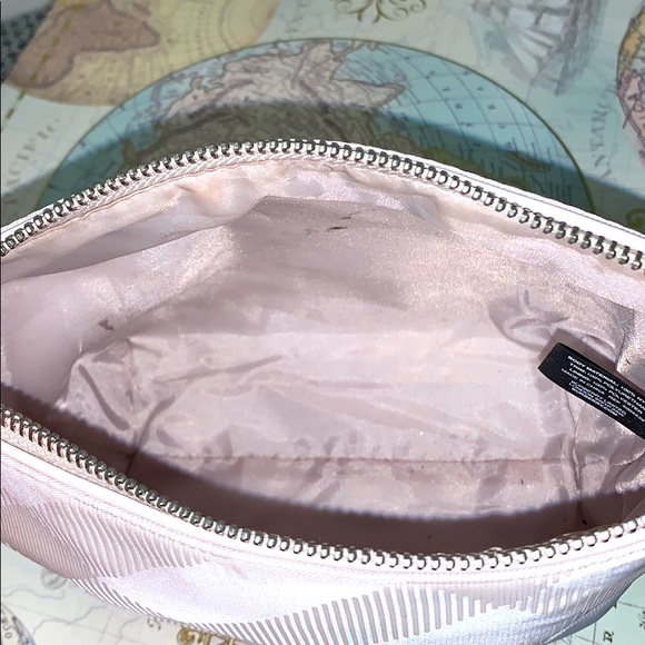 AUTHENTIC BURBERRY BEAUTY POUCH/MAKEUP BAG - Picture 3 of 3
